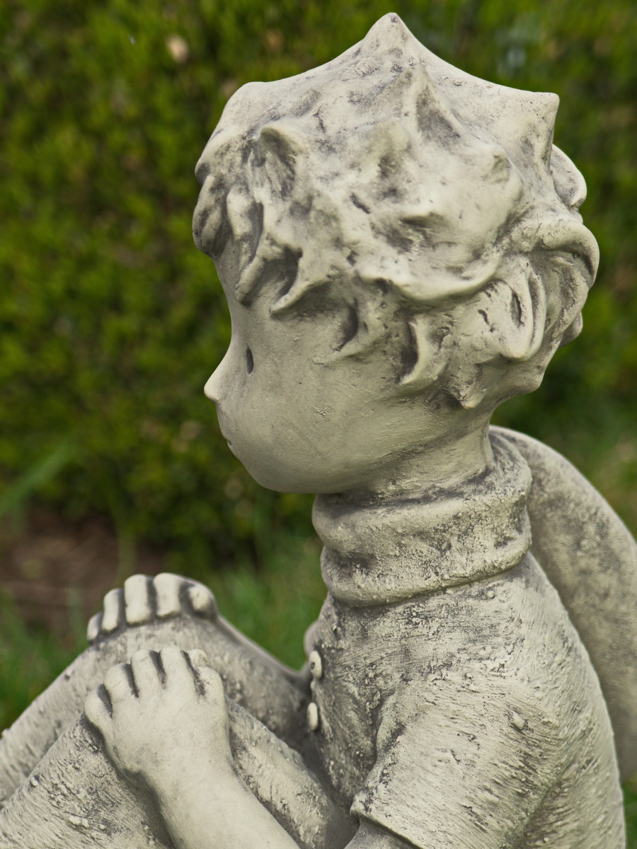 Gartenskulptur Der kleine Prinz mit Schal - ©Antoine de Saint-Exupéry